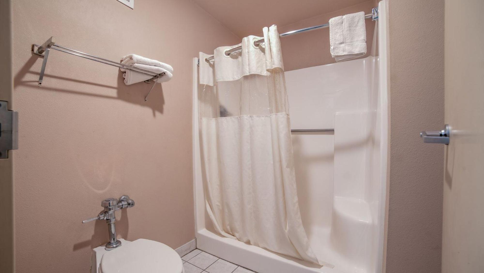 Mayfair Inn Williamston Εξωτερικό φωτογραφία