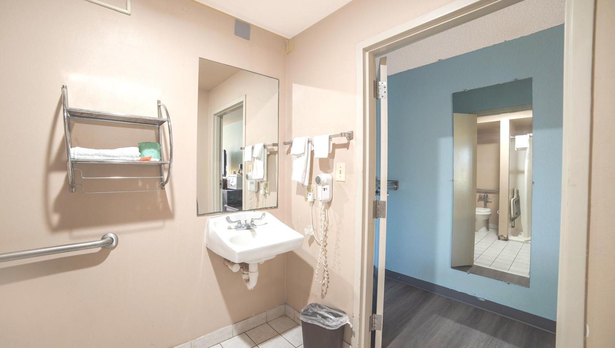 Mayfair Inn Williamston Εξωτερικό φωτογραφία
