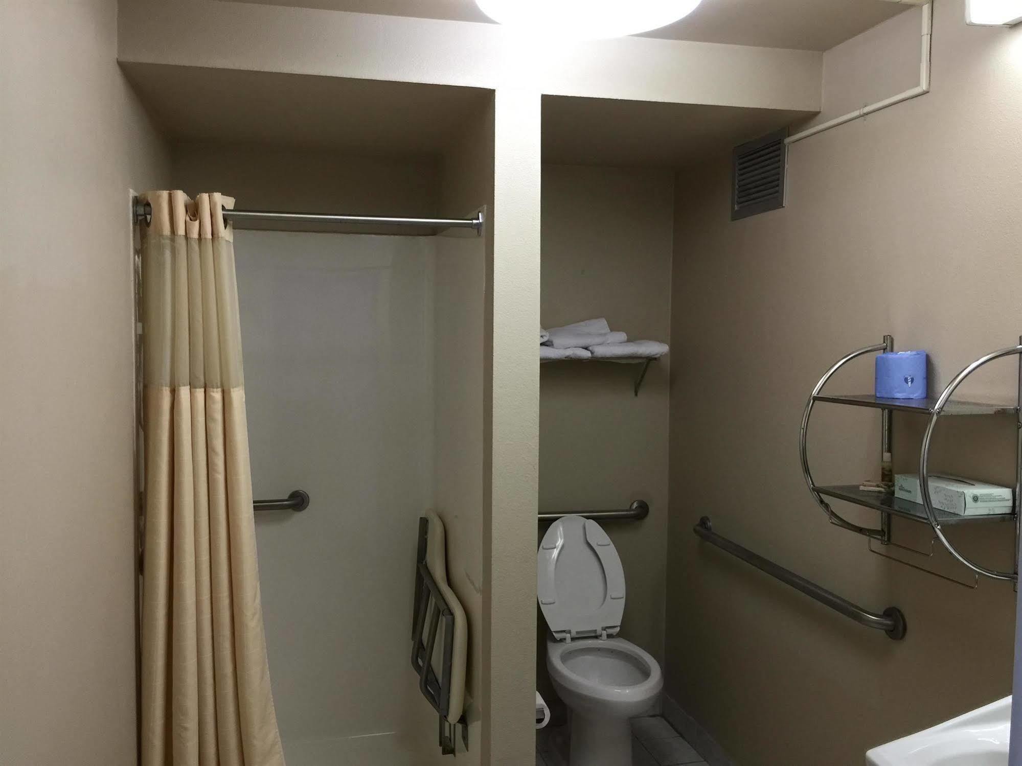 Mayfair Inn Williamston Εξωτερικό φωτογραφία
