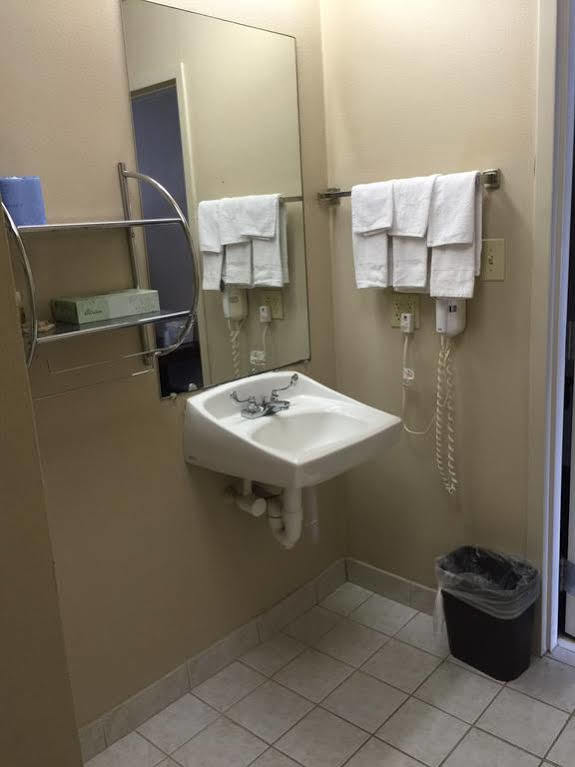 Mayfair Inn Williamston Εξωτερικό φωτογραφία